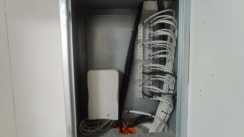 fibra-optica-y-conexion-alambrica-e-inalambrica-de-coaxial